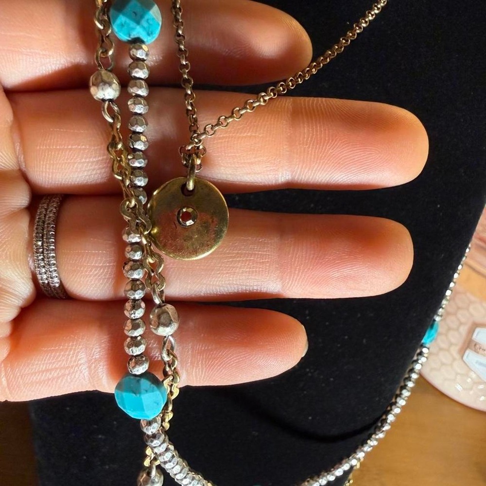 Multi-layered necklace with faux turquoise beads and silver pearls - Picture 3 of 7